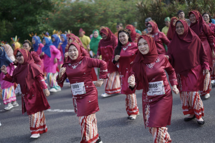 Pegawai Bappeda Antusias Pecahkan Rekor Dunia Jepin Massal Pontianak